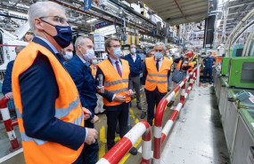 ep alberto nunez feijoo acompanado por francisco conde e ignacio bueno visita la linea de produccion