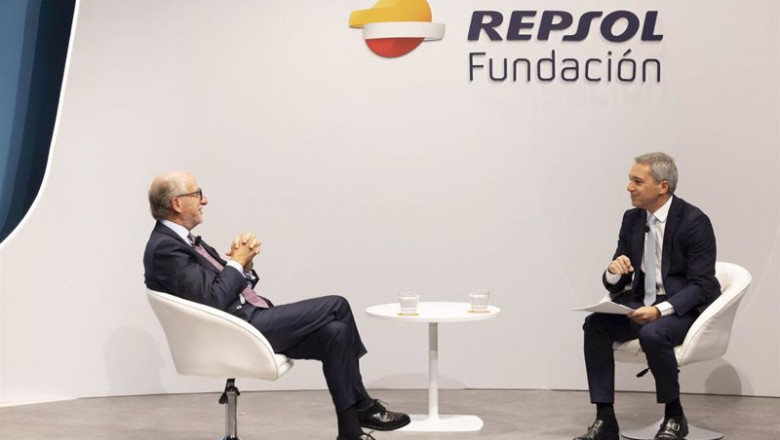 Antonio Brufau, presidente de Repsol | REPSOL ep antonio brufau presidente de repsol departiendo con el periodista vicente valles