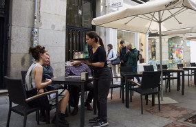 ep archivo   ambiente en una terraza de un bar
