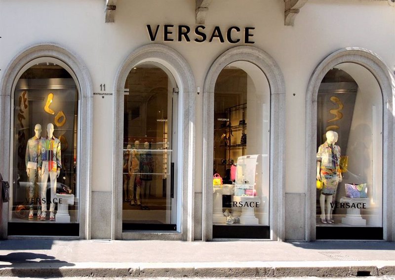 https://img4.s3wfg.com/web/img/images_uploaded/c/8/ep_archivo_-_april_19_2019_-_milan_italy_versace_store_front_mid_season_and_summer_fashion_trend_on.jpg