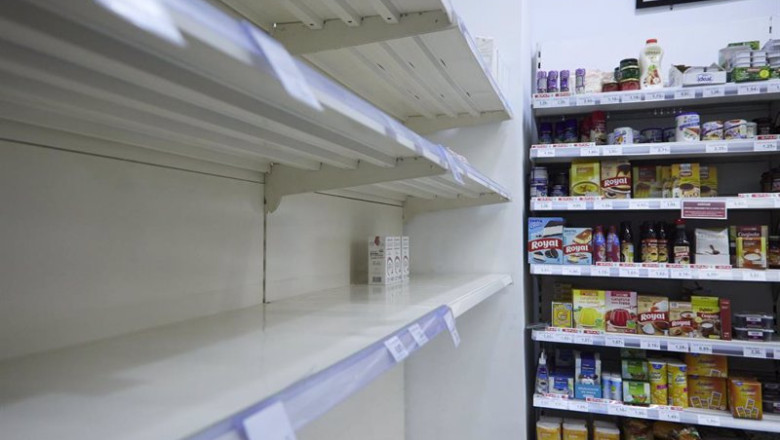 ep archivo   desabastecimiento de productos de primera necesidad en un supermercado por la protesta