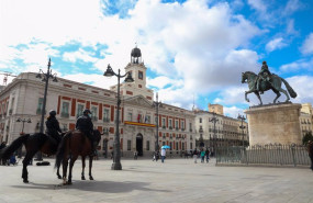 ep archivo   dos agentes de policia nacional montados a caballo vigilan las inmediaciones de la