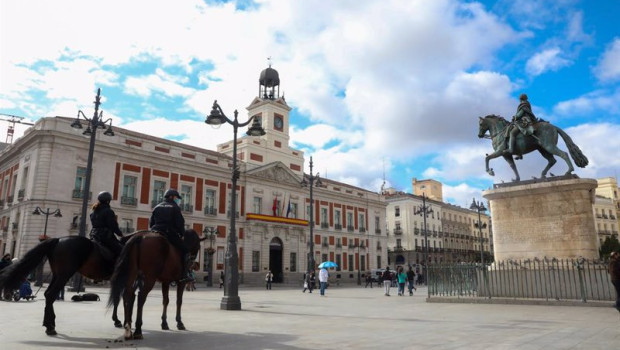 ep archivo   dos agentes de policia nacional montados a caballo vigilan las inmediaciones de la