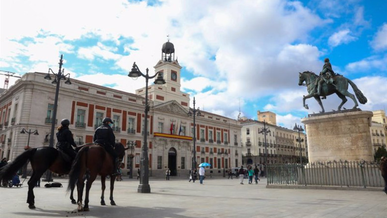 ep archivo   dos agentes de policia nacional montados a caballo vigilan las inmediaciones de la