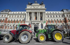ep archivo   dos tractores frente al ministerio de agricultura donde representantes de agricultores