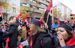 ep archivo   un grupo de personas con banderas de la cgt en una manifestacion