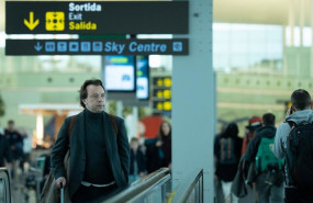 ep archivo   un hombre camina con su maleta en una cita en el aeropuerto de el prat