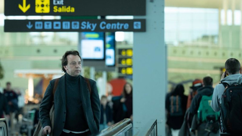 Archivo - Un hombre camina con su maleta en una cita en el aeropuerto de El Prat | David Zorrakino - Europa Press - Archivo ep archivo un hombre camina con su maleta en una cita en el aeropuerto de el prat