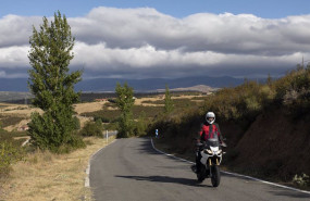 ep archivo   un motorista al inicio de la carretera m130 en robledillo de la jara camino de puebla