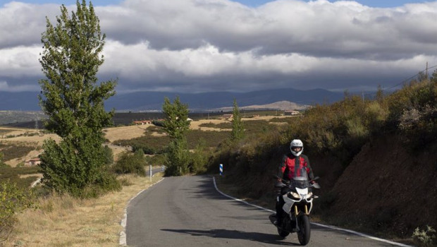 ep archivo   un motorista al inicio de la carretera m130 en robledillo de la jara camino de puebla