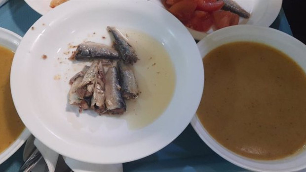 ep archivo   un plato de comida en una residencia de mayores