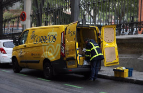 ep archivo   un trabajador de correos extrae de su furgoneta paquetes y cartas en madrid espana a 14