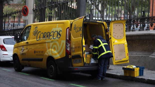 ep archivo   un trabajador de correos extrae de su furgoneta paquetes y cartas en madrid espana a 14