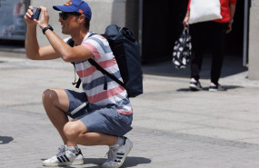 ep archivo un turista toma fotografias en la puerta del sol a 1 de junio de 2023 en madrid espana ep archivo un turista toma fotografias en la puerta del sol a 1 de junio de 2023 en madrid espana