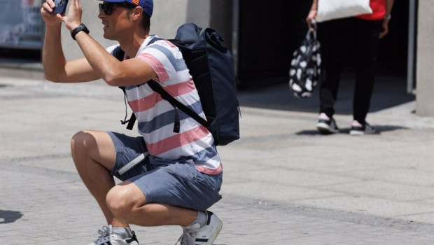 ep archivo   un turista toma fotografias en la puerta del sol a 1 de junio de 2023 en madrid espana