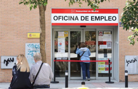 ep archivo una mujer entrando en una oficina de empleo de la comunidad de madrid ep archivo una mujer entrando en una oficina de empleo de la comunidad de madrid