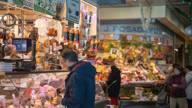 ep archivo   varias personas en el mercado de abastos en sevilla andalucia espana