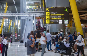 ep archivo   varias personas en la terminal t4 del aeropuerto adolfo suarez madrid barajas en madrid