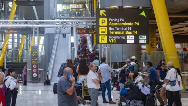 ep archivo varias personas en la terminal t4 del aeropuerto adolfo suarez madrid barajas en madrid ep archivo varias personas en la terminal t4 del aeropuerto adolfo suarez madrid barajas en madrid