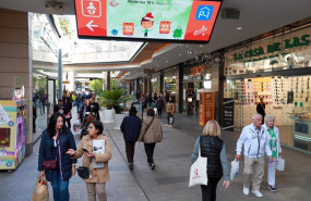 ep archivo   varias personas van de compras en un centro comercial