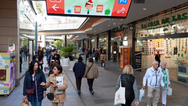 ep archivo   varias personas van de compras en un centro comercial