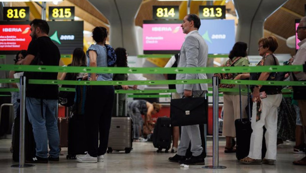 ep archivo   varios pasajeros en una fila de iberia en la terminal t4 del aeropuerto adolfo