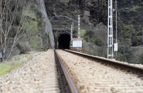 ep archivo   via del tren a su paso por la estacion de montefurado