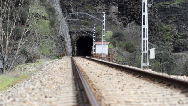 ep archivo   via del tren a su paso por la estacion de montefurado