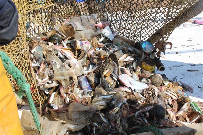 Basura recogida en las redes, junto al pescado, en el mar | ECOALF ep basura recogidalas redes juntopescado enmar