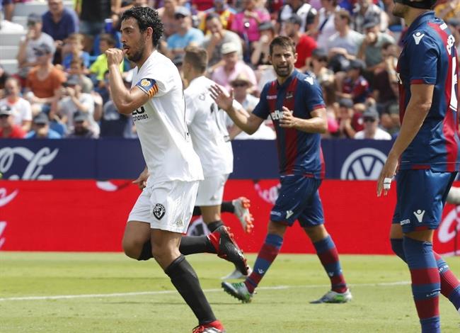 Dani Parejo, mediapunta del Valencia CF, celebra un gol ante el Levante UD | @LALIGA ep dani parejo mediapuntavalencia cf celebragollevante ud
