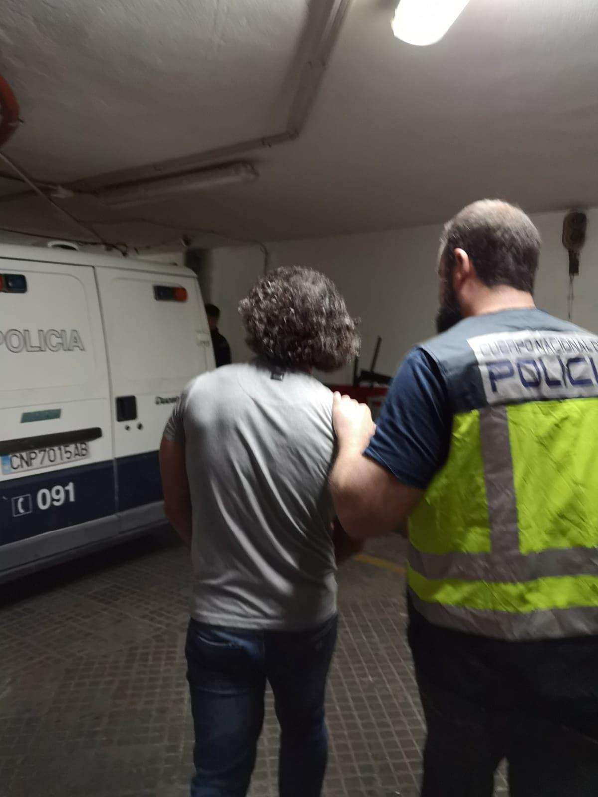 Detención ciudadano buscado en Armenia | POLICÍA NACIONAL ep detencion ciudadano buscadoarmenia