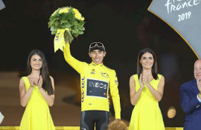 ep el ciclista colombiano egan bernal celebra en los campos eliseos su victoria en el tour 2019