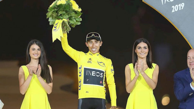 ep el ciclista colombiano egan bernal celebra en los campos eliseos su victoria en el tour 2019