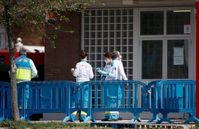 ep el equipo de uvi movil durante la desinfeccion de su ambulancia junto al pabellon carlos sastre