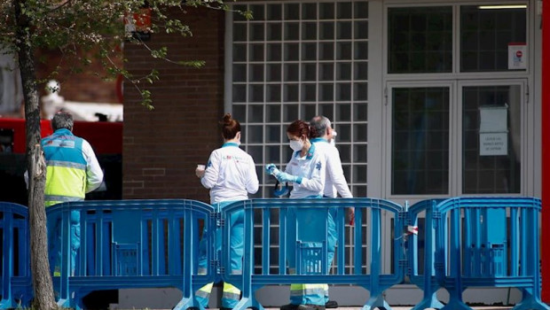 ep el equipo de uvi movil durante la desinfeccion de su ambulancia junto al pabellon carlos sastre