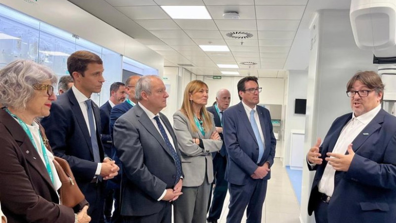 ep el ministro de industria jordi hereu la alcaldesa de rubi ana maria martinez el secretario de