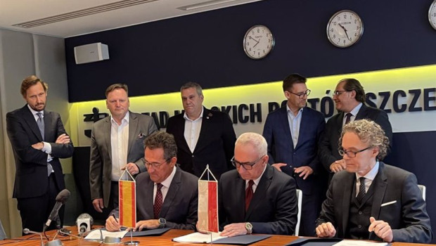 ep en el centro el presidente de la autoridad portuaria de szczecin y a su derecha el presidente