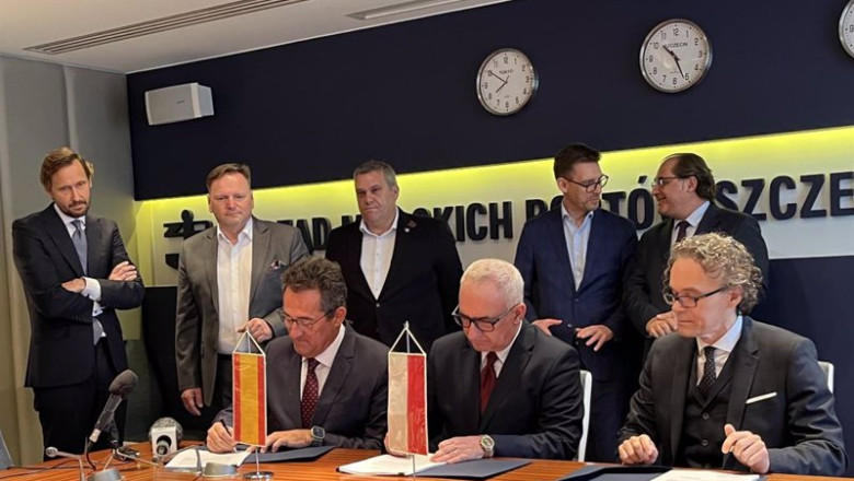 ep en el centro el presidente de la autoridad portuaria de szczecin y a su derecha el presidente ep en el centro el presidente de la autoridad portuaria de szczecin y a su derecha el presidente
