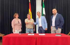 ep firma para que iberdrola instale en cedillo caceres la primera comunidad solar para un pueblo