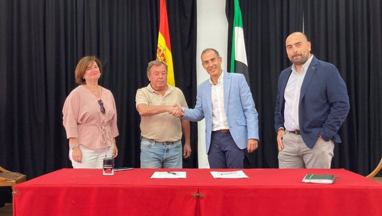 ep firma para que iberdrola instale en cedillo caceres la primera comunidad solar para un pueblo