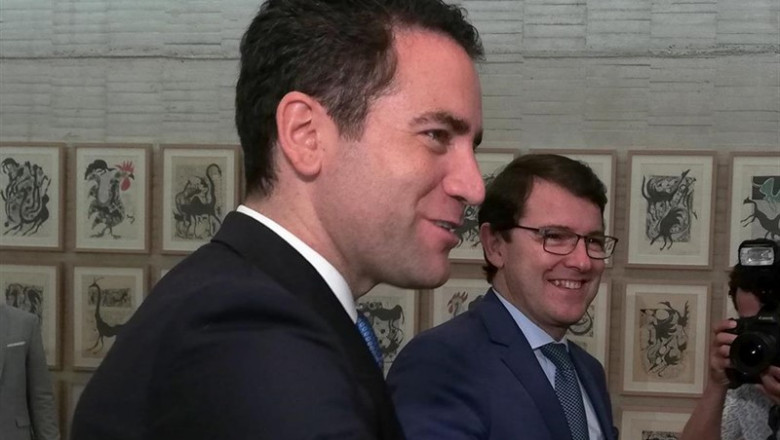 García Egea junto a Fernández Mañueco en las Cortes de Castilla y León | EUROPA PRESS ep garcia egeaa fernandez manuecolas cortescastillaleon