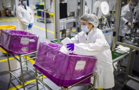 ep imagen de una empleada de ford produciendo mascarillas