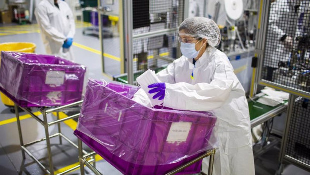ep imagen de una empleada de ford produciendo mascarillas