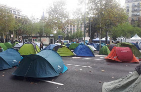 ep la acampada de plaza universitat supera el centenar de tiendas y programa charlas y mesas de