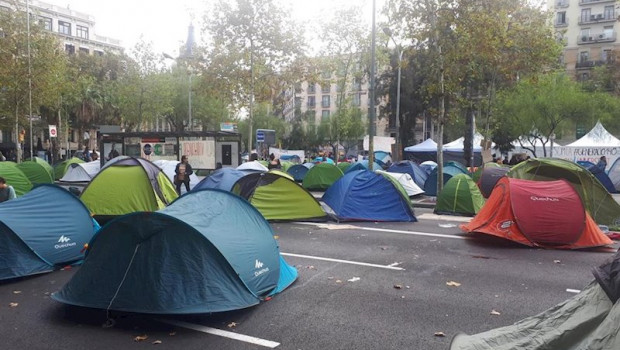 ep la acampada de plaza universitat supera el centenar de tiendas y programa charlas y mesas de