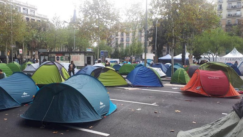 ep la acampada de plaza universitat supera el centenar de tiendas y programa charlas y mesas de ep la acampada de plaza universitat supera el centenar de tiendas y programa charlas y mesas de