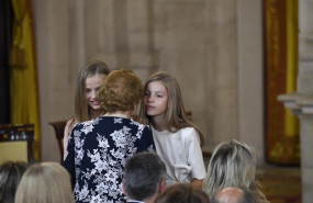 ep la condecoradala medallala ordenmerito civil clotilde venial 2i dabesola infanta sofia 3i juntola princesaasturias leonorborbon 1i duranteactoimposicioncondecoracionesla ordenmerito civil en