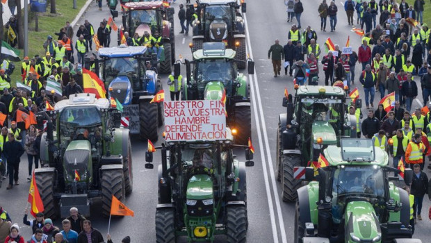 ep la manifestacion de agricultores y tractores en el paseo de la castellana continua su marcha 20240317142803