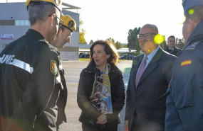 ep la ministra de defensa margarita robles junto a miembros de la unidad militar de emergencias ume