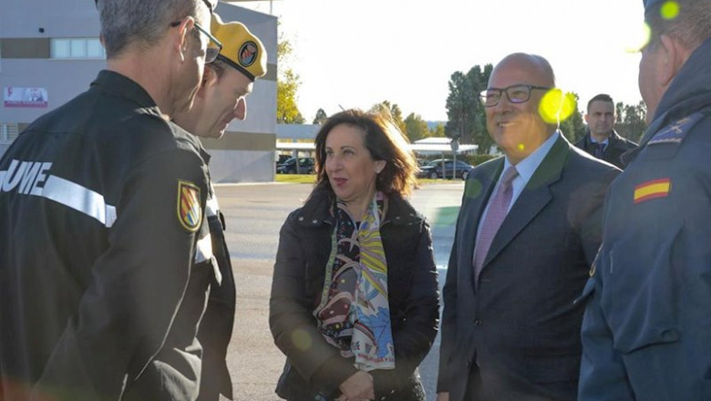La ministra de Defensa, Margarita Robles, junto a miembros de la Unidad Militar de Emergencias (UME) | MINISTERIO DE DEFENSA - Archivo ep la ministra de defensa margarita robles junto a miembros de la unidad militar de emergencias ume
